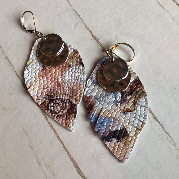 Leather earrings with dangle - Picture 1 of 3
